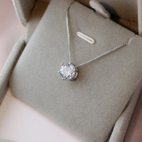 Schöne Halskette mit einzigartigem Stil