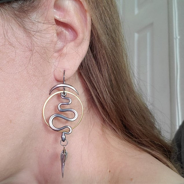 Zarte handwerkliche Ohrring